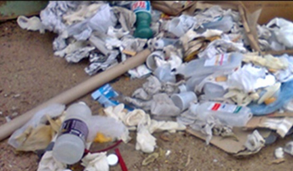 Lixo hospitalar é descartado irregularmente em terreno baldio de Maceió