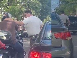 [Vídeo] Homem saca arma e agride motoqueiro em discussão de trânsito em Maceió