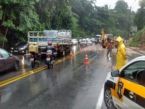 Chuva deixa o trânsito bloqueado em alguns pontos de Maceió; veja