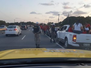 [Vídeo] Apoiadores de Cacau Filho desrespeitam regras de trânsito em carreata