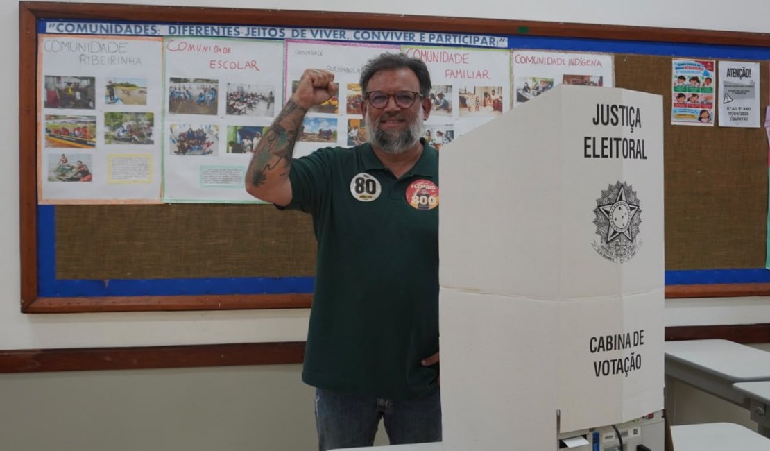 Fleming, único candidato da esquerda ao Senado, vota em Maceió