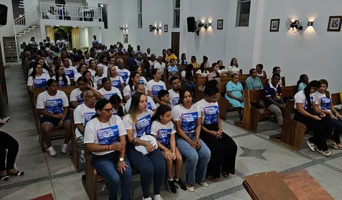 Família pede justiça durante missa de três meses pela morte do blogueiro Adriano Soares