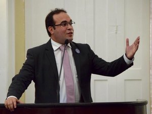 Deputado diz que Governador 'calçou as sandálias da humildade' 