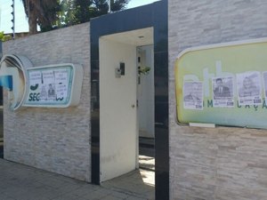 Vândalos colam cartazes na fachada do 7 Segundos em referência a PEC 55