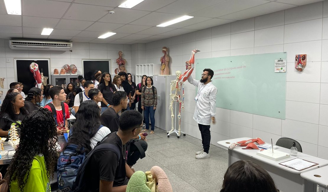 Estudantes participam de Feira das Profissões para facilitar a escolha do curso superior