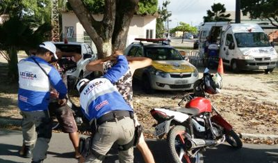Operações da Lei Seca autuam 45 motoristas e flagram 10 inabilitados em Maceió