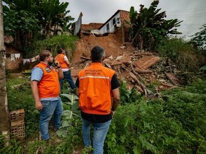 Período chuvoso começa e exige atenção redobrada em áreas de risco