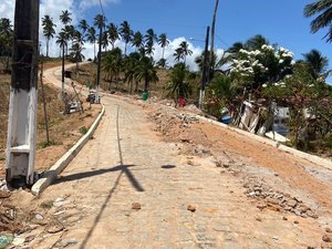 Poste de energia elétrica danificado causa perigo em Maragogi