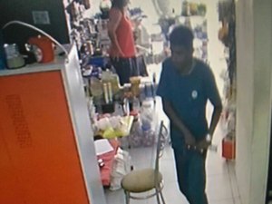 Câmeras de segurança flagram dupla assaltando farmácia no Vergel