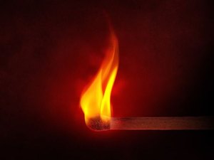 Idosa incendeia a própria casa para expulsar convidados de festa de fim de ano