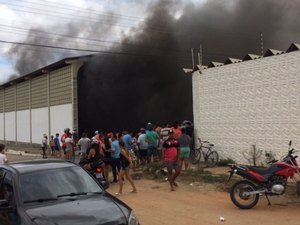 Incêndio em garagem de empresa destrói carros de som e assusta populares