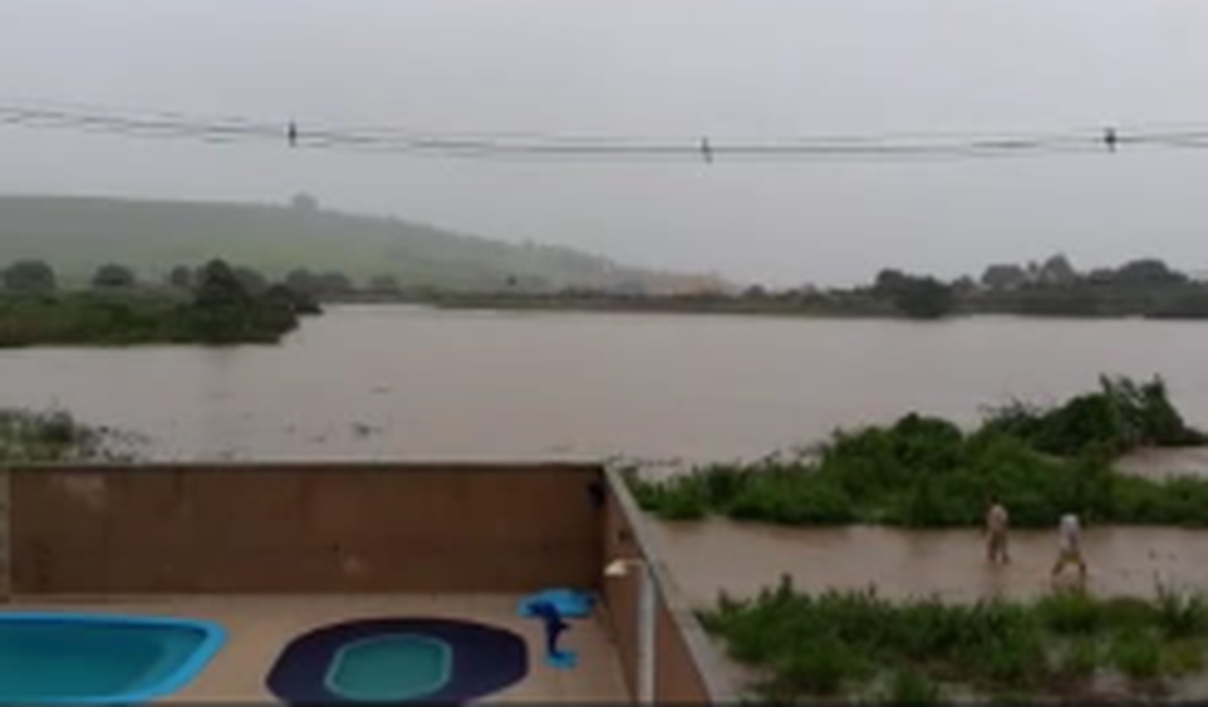[Vídeo] Fortes chuvas provocam queda de barreira e deixam famílias desalojadas em Porto Calvo
