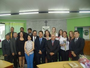 Câmara de Arapiraca faz sessão em homenagem à mulher