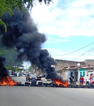 Moradores do Vergel protestam por moradia e bloqueiam avenida de Maceió