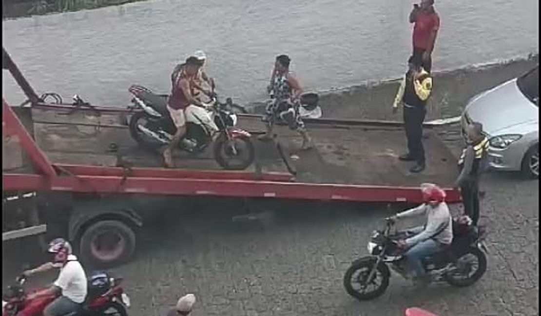Homem tenta evitar que moto seja guinchada por agentes do DMTT; Veja vídeo