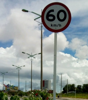 Novas placas de trânsito são instaladas em Maceió