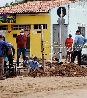 Casal conserta vazamento em Cruz das Almas nesta sexta-feira (29)