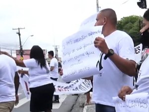 Familiares de PMs acusados de matar Jonas Seixas protestam em frente ao Fórum