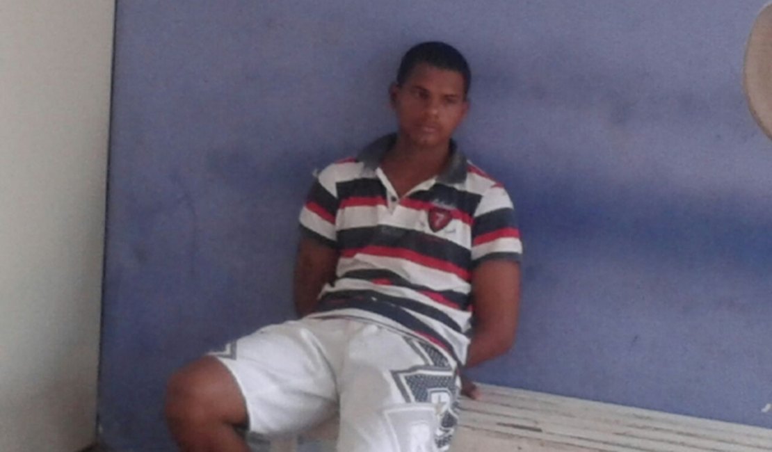 Homem desacata policiais e populares apedrejam a viatura