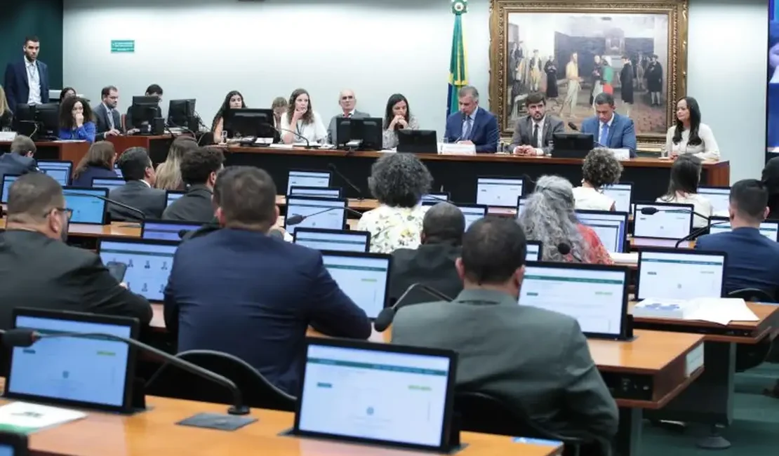 CCJ da Câmara adia análise de PEC sobre redução da maioridade penal