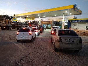 Com o litro de gasolina a R$ 5,85, posto de combustível começa a registrar filas em Maceió