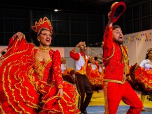 Quadrilhas encantam público em Arapiraca com espetáculo que também revela show dos bastidores