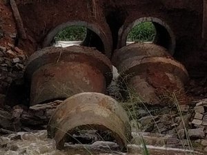 Tubos cedem e com rachaduras, estrutura de ponte fica comprometida em Arapiraca