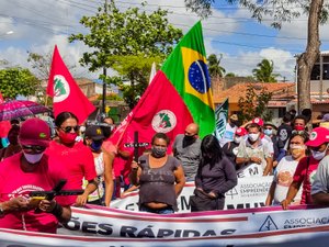 População e entidades políticas realizam protesto em frente à Braskem