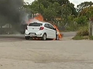 Bombeiros são acionados após carro pegar fogo, em São Sebastião