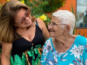 [Vídeo] Não tem presente melhor na vida do que ser amada pela família, afirma idosa de 96 anos