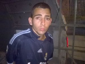 Homem é preso por receptação após dirigir motocicleta roubada