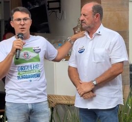Com abraços e palavras calorosas prefeito recebe em casa, deputado Antônio Albuquerque
