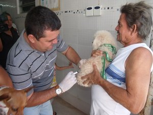 Vacinação de cães e gatos contra a raiva acontece neste sábado