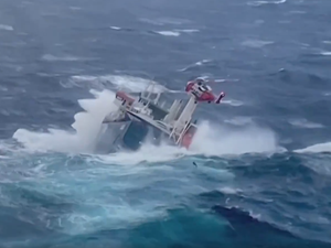 Tripulação de navio da Holanda pula no mar durante tempestade