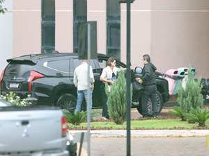 Michelle leva livros ao visitar Bolsonaro na PF, nesta terça feira