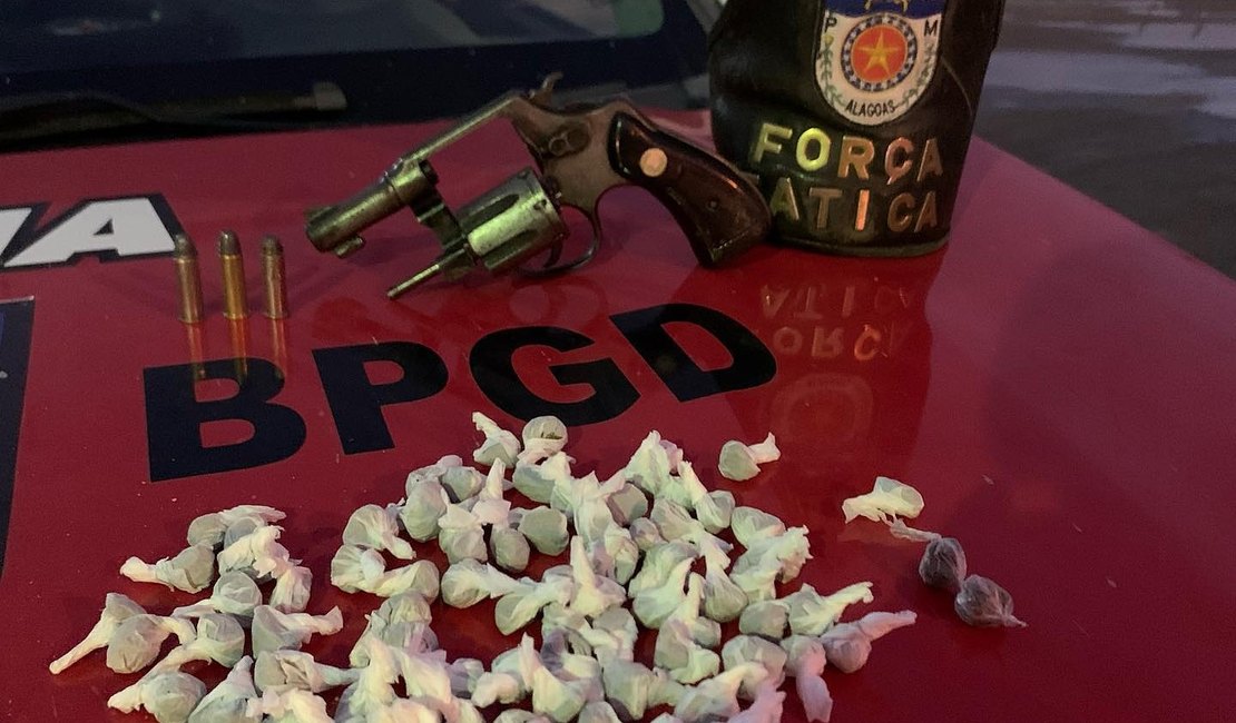 Suspeito de tráfico é preso com arma de fogo e drogas na Favela Portelinha, em Maceió