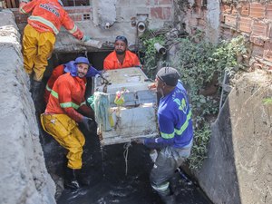 Operação Língua Suja retira geladeira do sistema de drenagem na Avenida Comendador Gustavo Paiva