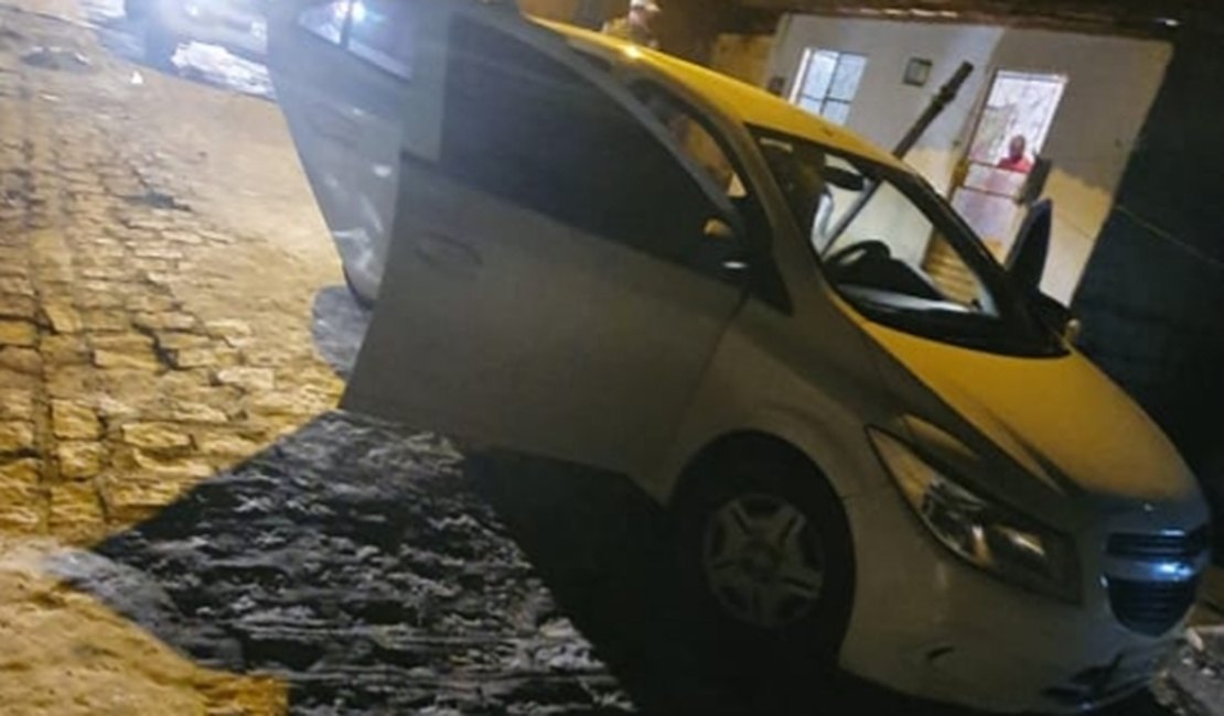 Polícia recupera carro roubado no Conjunto Selma Bandeira, em Maceió