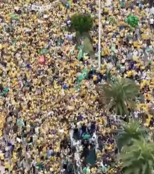 Flávio Bolsonaro reúne apoiadores em Vitória e segue para ato em Salvador