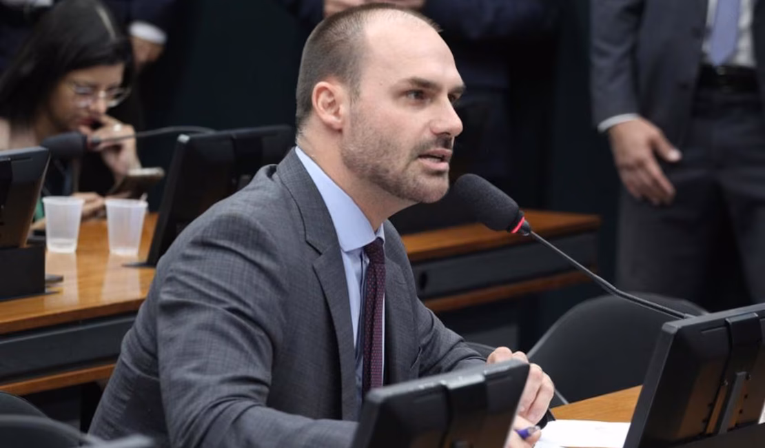 Líder do PT pede prisão de Eduardo Bolsonaro por atentado à soberania nacional