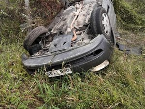 Veículo 'sobra' em curva e deixa 5 feridos em Junqueiro