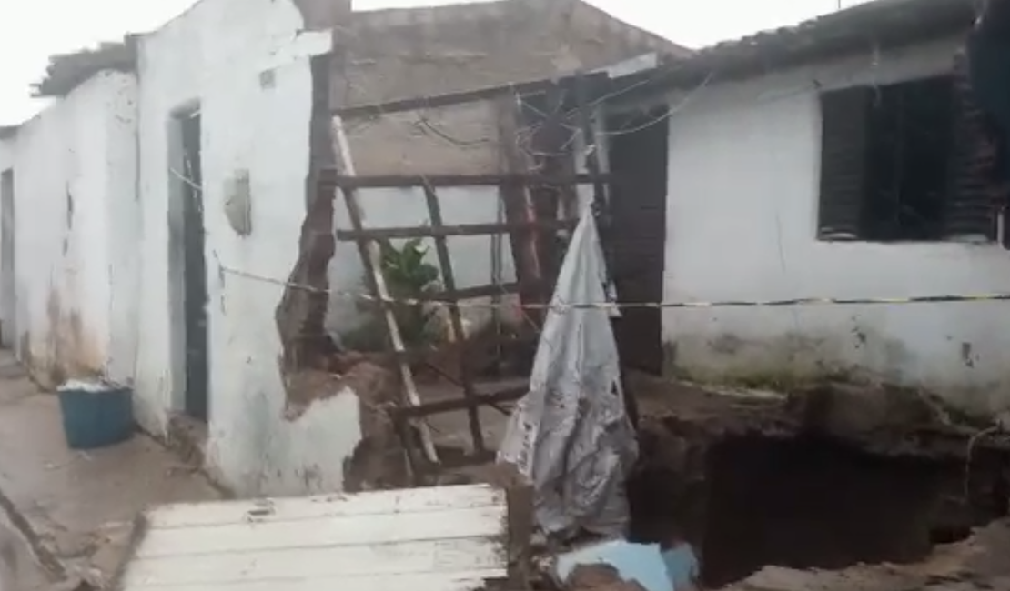 [Vídeo] Cratera se abre e derruba muros de duas residências no Conjunto Frei Damião, em Arapiraca