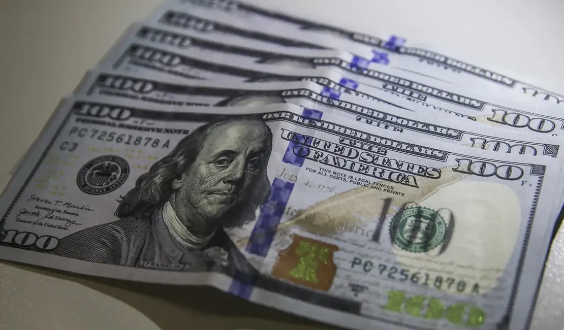 Dólar fecha praticamente estável mesmo com inflação nos EUA