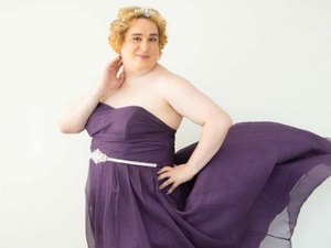 Brasileira é processada por se recusar a depilar genitália de trans
