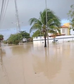 [Vídeo] Ruas da Barra de São Miguel ficam alagadas após fortes chuvas