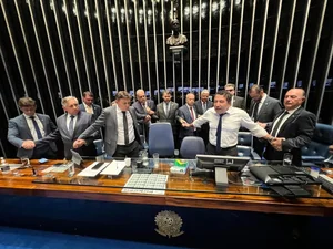 Senadores bolsonaristas se acorrentam em protesto contra prisão domiciliar de Bolsonaro