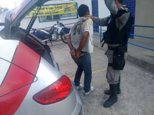 Homem pede emprego em loja do Centro e é preso por furtar celular