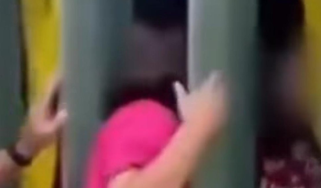Michelle Bolsonaro discute com cidadãos em seção eleitoral de Brasília