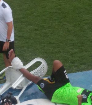 Júnior Mandacaru machuca tornozelo durante treinamento para o jogo com o Sete 
