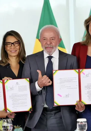 Lula sanciona leis para fortalecer combate à violência contra mulheres